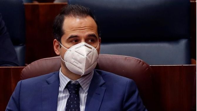 Ignacio Aguado durante el Pleno especial de la Asamblea por la crisis sanitaria de la COVID-19