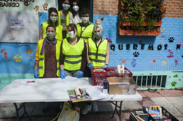 Voluntarias y trabajadoras de la asociación reparten el material recopilado.