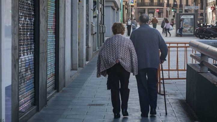 Pareja de ancianos paseando en la calle Hortaleza