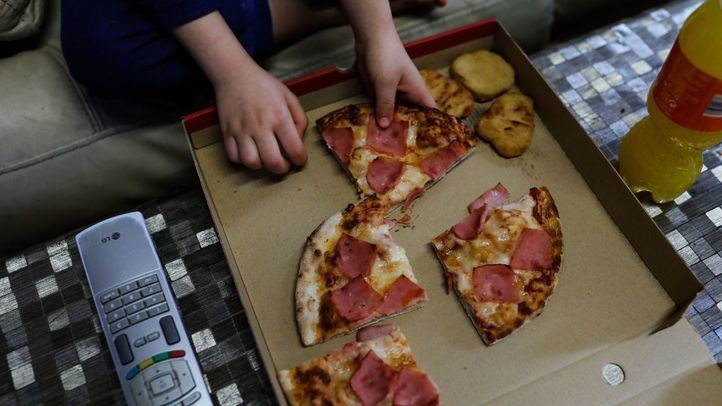 Un niño come el menú que reparte Telepizza a las familias en situación de vulnerabilidad