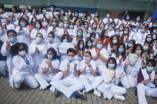 Ayuso dice que renovará hasta diciembre a los 10.000 profesionales sanitarios que han trabajado en la crisis