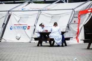 Estabilidad en los fallecidos con COVID en Madrid, con 44 más en 24 horas, aunque repuntan los contagios