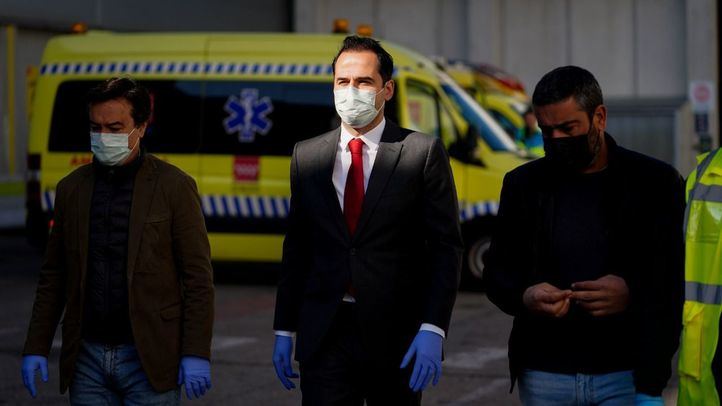 Ignacio Aguado en la visita al hospital de Ifema.