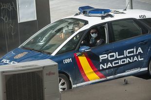 Detenido un hombre por asaltar dos tiendas de comida a punta de pistola en Vallecas