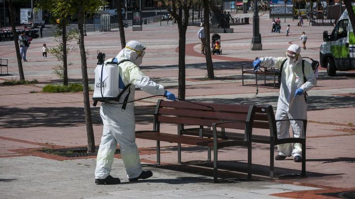 Personal del Ayuntamiento desinfecta mobiliario en la Plaza de las Ventas.