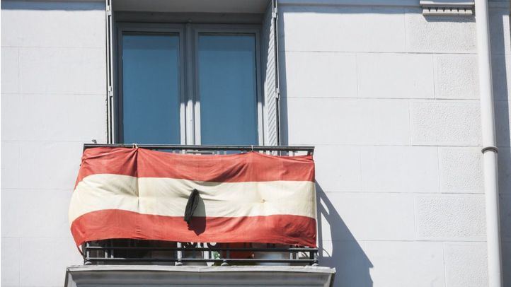 Bandera de España con un crespón negro