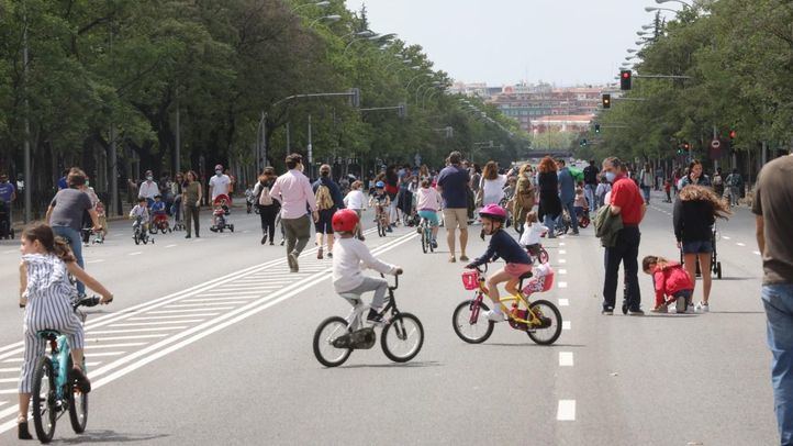 Gente paseando por la Castellana, peatonalizada