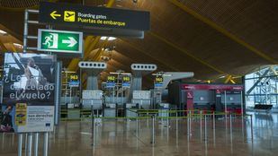 El tráfico aéreo durante la pandemia del coronavirus vacía las terminales de Barajas
