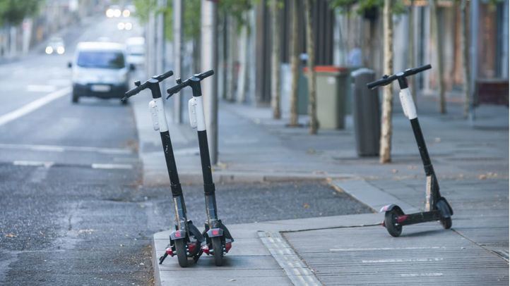 Patinetes aparcados en la calle Serrano