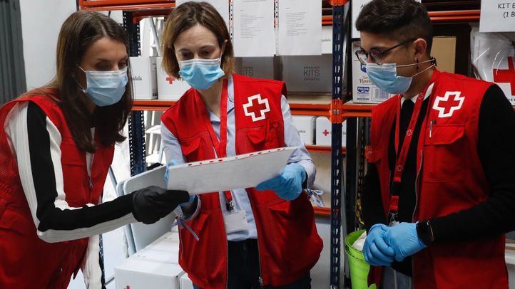 La Reina Letizia comparte una jornada con los voluntarios de Cruz Roja Española
