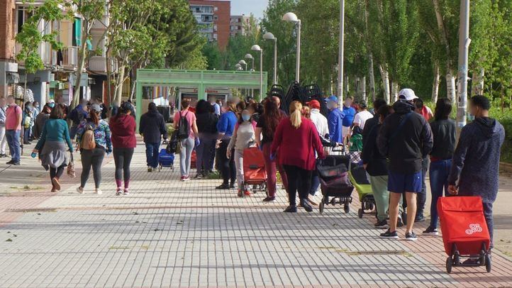 Centenares de personas hacen cola cada fin de semana para recoger alimentos en un local de Asociación de Vecinos de Aluche.