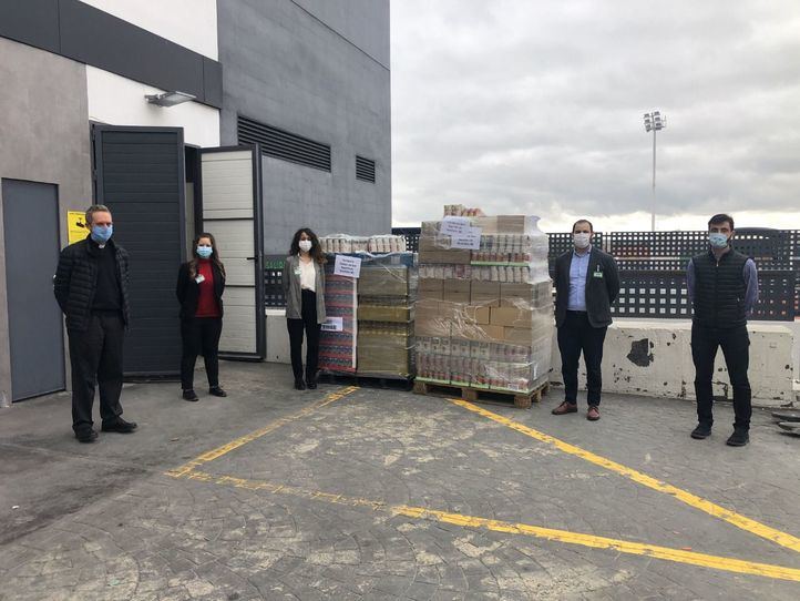 Responsables de la Casa de la Misericordia San José de San Agustín del Guadalix y de Mercadona durante la entrega.