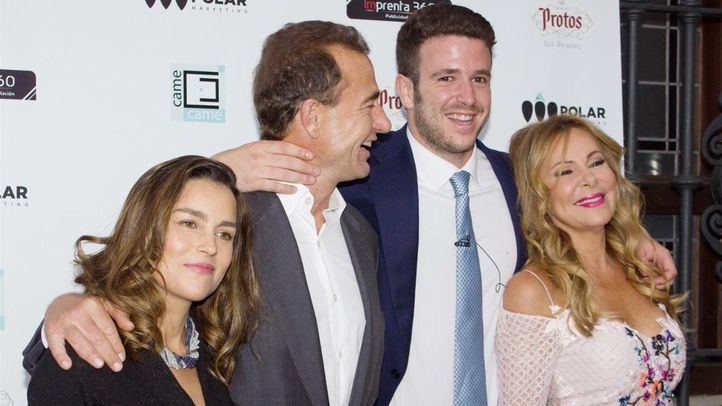 Alex Lequio junto a su madre Ana Obregón, su padre Alessandro y la esposa de este, María Palacios.