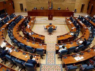 Los socialistas quieren que Ayuso aclare en la Asamblea su alojamiento en un Room Mate