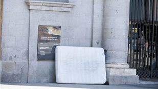 Colchones abandonados por posibles pacientes de Covid-19 llenan las calles de Madrid