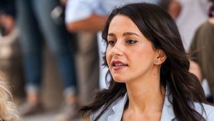 Arrimadas asegura que el Gobierno de la Comunidad "sigue fuerte" tras el contrato con Room Mate