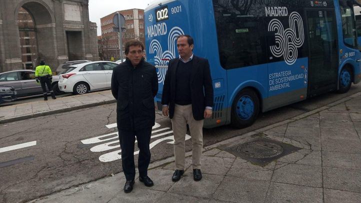 El alcalde de Madrid, José Luis Martínez-Almeida, junto al delegado Borja Carabante.
