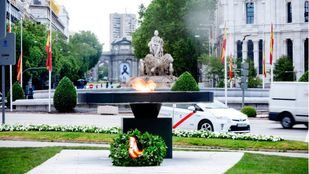 Un pebetero en recuerdo a las víctimas del virus en Alcalá