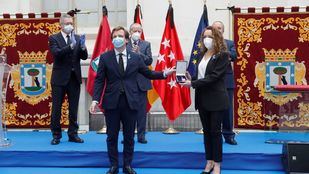 Una doctora recoge la Medalla de Honor en nombre del pueblo de Madrid