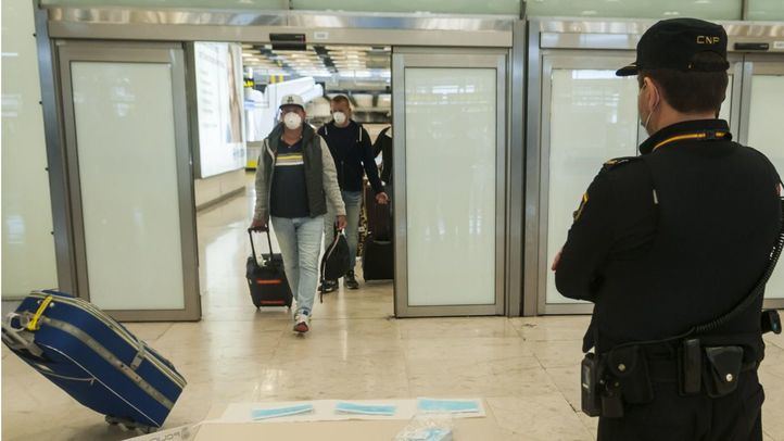 Estado de vacío total en el Aeropuerto Madrid Barajas con contados vuelos de pasajeros.