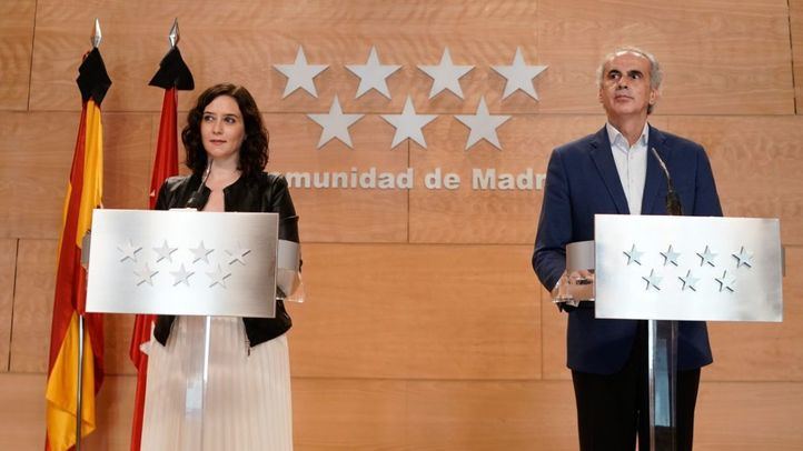 Isabel Díaz Ayuso y Enrique Ruiz Escudero, en rueda de prensa.