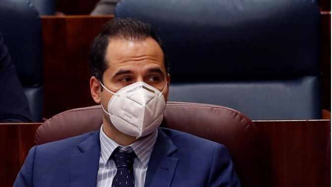 Ignacio Aguado durante el Pleno especial de la Asamblea por la crisis sanitaria del Covid-19.