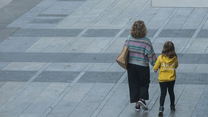 Niño,paseando,calle vacia