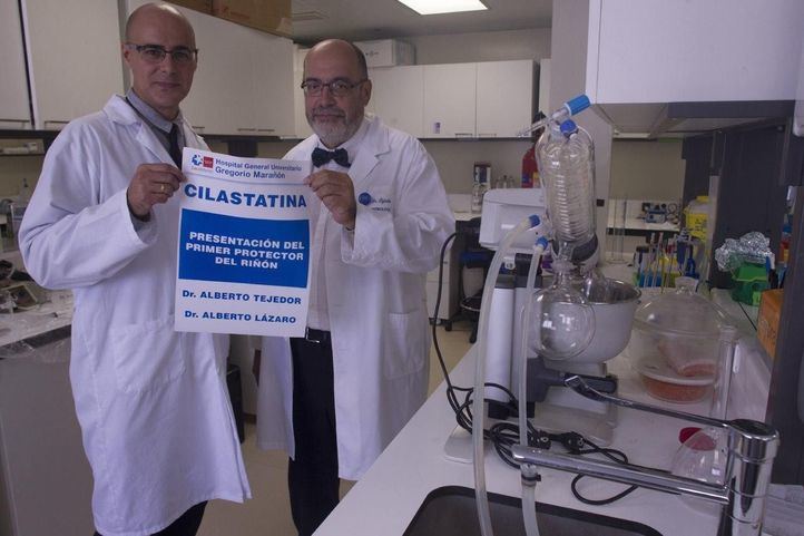 El nefrólogo e investigador del Hospital Gregorio Marañón, Alberto Tejedor, junto con un compañero.