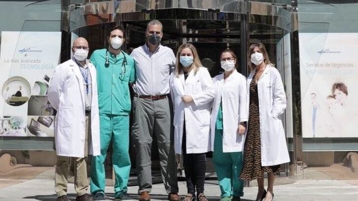 Javier Ortega Smith posa con parte del personal del hospital tras ser dado de alta.