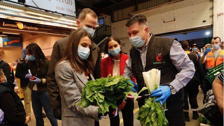 Los Reyes visitan de madrugada el mercado central de pescados y de frutas y hortalizas en Mercamadrid.