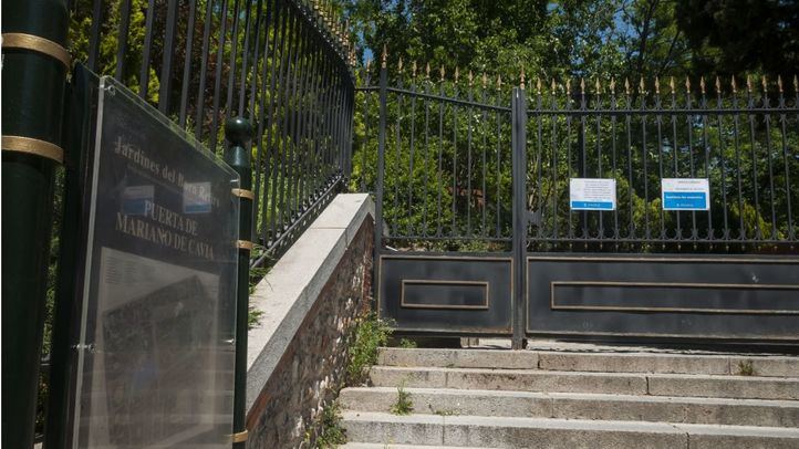 Uno de los accesos al Retiro, cerrado.
