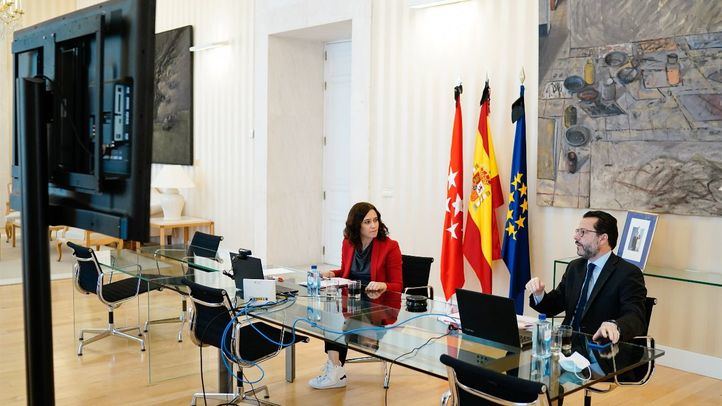 La presidenta de la Comunidad, Isabel Díaz Ayuso, mantiene una reunión con empleados públcios con el consejero de Hacienda, Javier Fernández-Lasquetty.