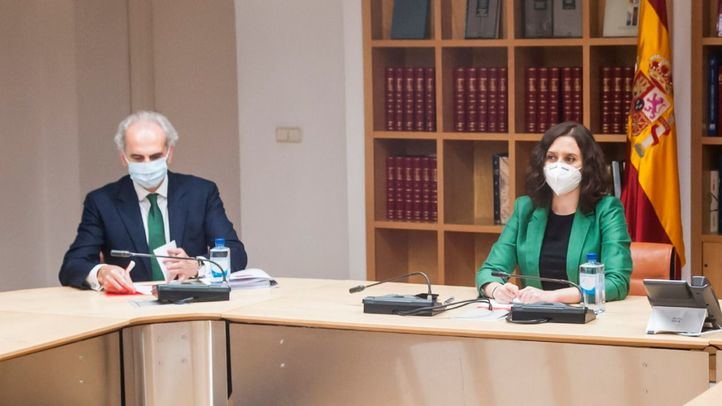 El consejero de Sanidad, Enrique Ruiz Escudero; y la presidenta de la Comunidad de Madrid, Isabel Díaz Ayuso, en una imagen de archivo.