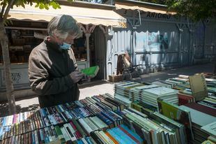 La Cuesta de Moyano recupera su actividad entre libros plastificados y con una tímida afluencia de lectores