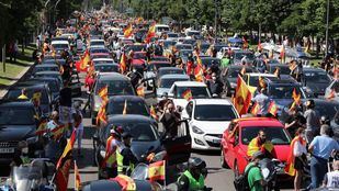 Vox congrega a una multitud de vehículos en su caravana contra la gestión del Gobierno