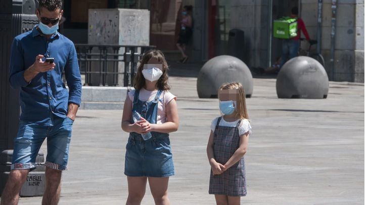 Dos menores con mascarilla