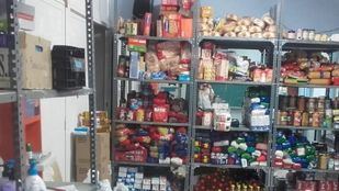 La Policía sanciona a tres voluntarios de una despensa solidaria por fumar en la vía pública