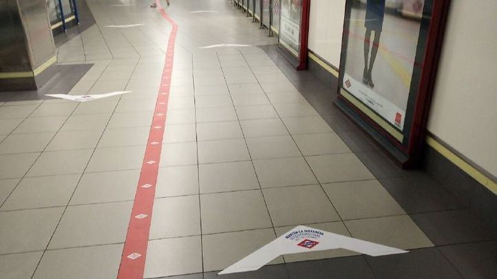 Pegatinas para controlar la dirección de los viajeros de metro