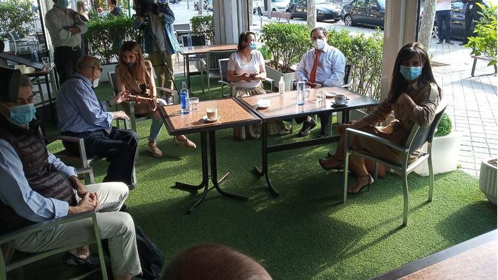 Miembros del Ayuntamiento de Madrid acompañan a la vicealcaldesa en el primer día de apertura de terrazas