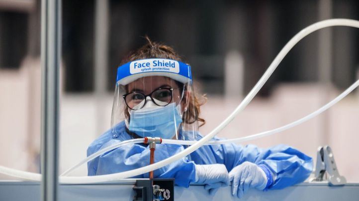 Una sanitaria en el hospital provisional de Ifema.