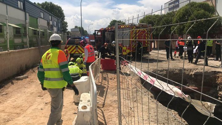 Bomberos y sanitarios en el lugar del accidente.