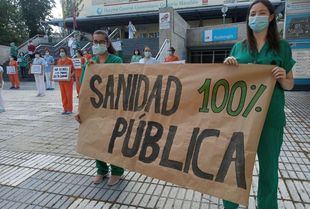 Sanitarios reivindican la Sanidad pública a la hora de los aplausos