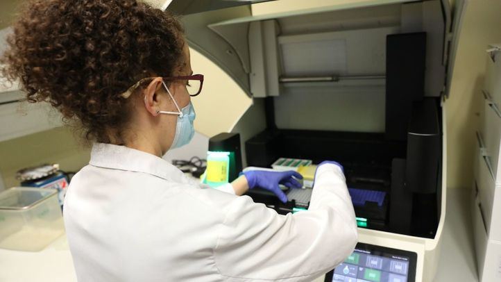 Una bióloga del Centro de Biología Molecular Severo Ochoa en el Campus de Cantoblanco de la Universidad Autónoma trabaja con un PCR digital.