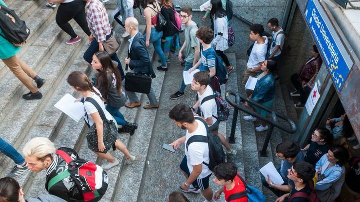 Estudiantes a la salida de la estación de Metro de Ciudad Universitaria.