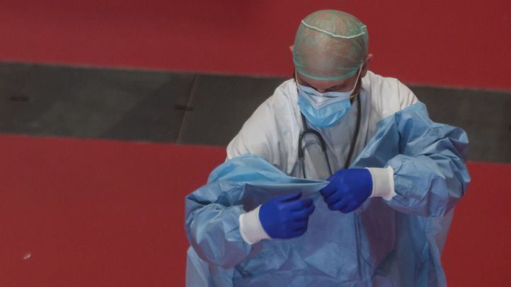 Un sanitario en el hospital provisional de Ifema.