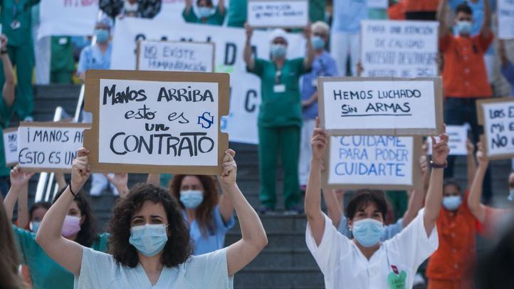 Sanitarios, protestando por la situación de la Sanidad Pública a las puertas de un hospital.