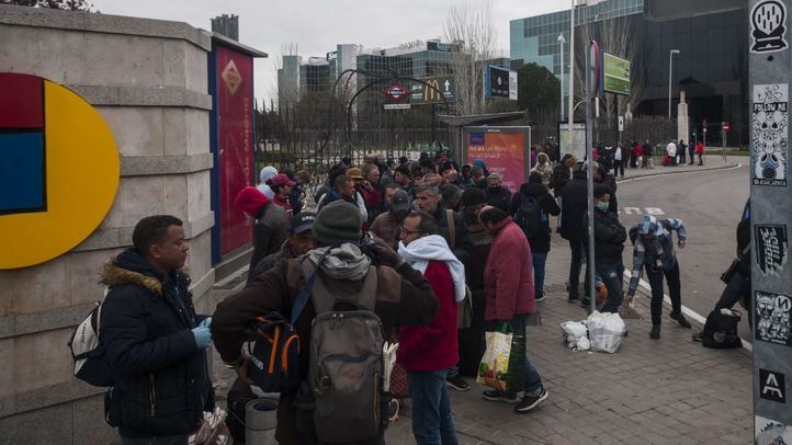 Llegada de decenas de personas sin techo al recurso habilitado para ellos en Ifema en marzo.