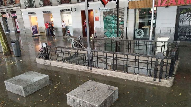 Las fuertes lluvias anegan calles en Madrid