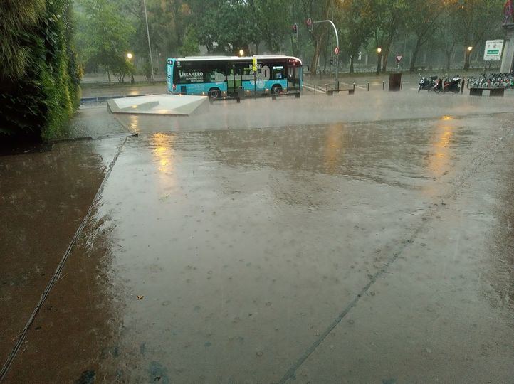 Las fuertes lluvias anegaron calles de Madrid.