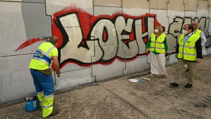 Madrid limpiará las pintadas de la M30 y plantará vegetación para dificultar el acceso a los grafiteros